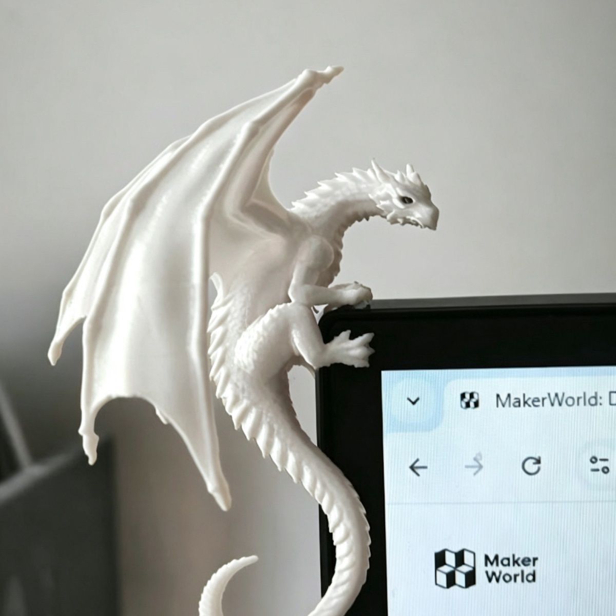 Coole Drachen-Liegenfigur Moni – Gaming Accessories Monitor Bewertung und Preis